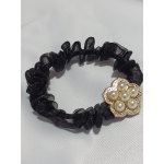 Scrunchie negro con flor perla elegante