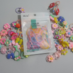 Set de 100 bandas elásticas coloridas + 30 mini colitas con figuras divertidas - Imagen 4