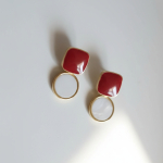 Arete colgante rojo con blanco , geométrico en acero inoxidable
