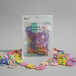 Set de 100 bandas elásticas coloridas + 30 mini colitas con figuras divertidas - Imagen 2