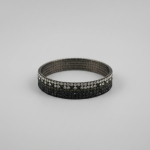 Pulsera minimalista negro brillante con ajuste automático.