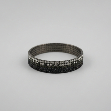 Pulsera minimalista negro brillante con ajuste automático.
