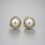 Arete pequeño con perla mediana al centro y detalles brillantes  de lujo plata de ley 925