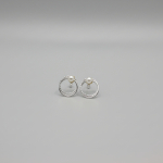 Arete pequeño con perla y circular