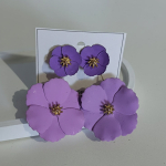 Arete colgante de flores purpura
