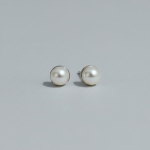 Arete mini perla blanca en plata 925