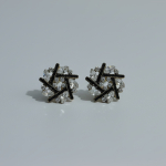 Arete pequeño combinado en negro con brillante en acero inoxidable