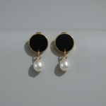Arete colgante circular con perla en acero inoxidable dorados