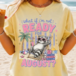 Camiseta "Ready for August" – Diseño Mapache Vacación