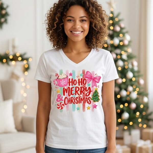 Camiseta Cuello en V Navidad "Ho Ho Merry Christmas"