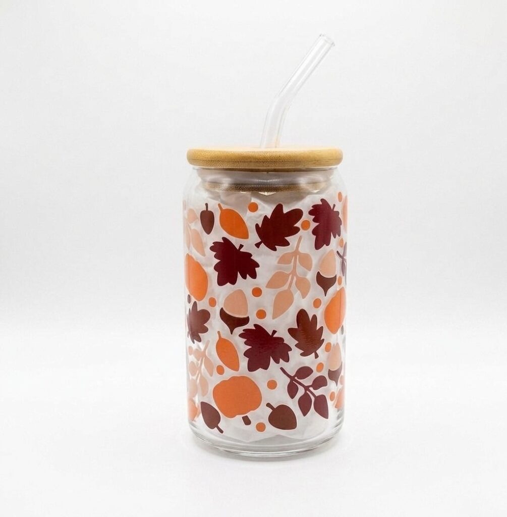 Vaso de Vidrio Otoñal con Tapa de Bambú y Pajilla – Hojas y Bellotas de Otoño (16 oz)