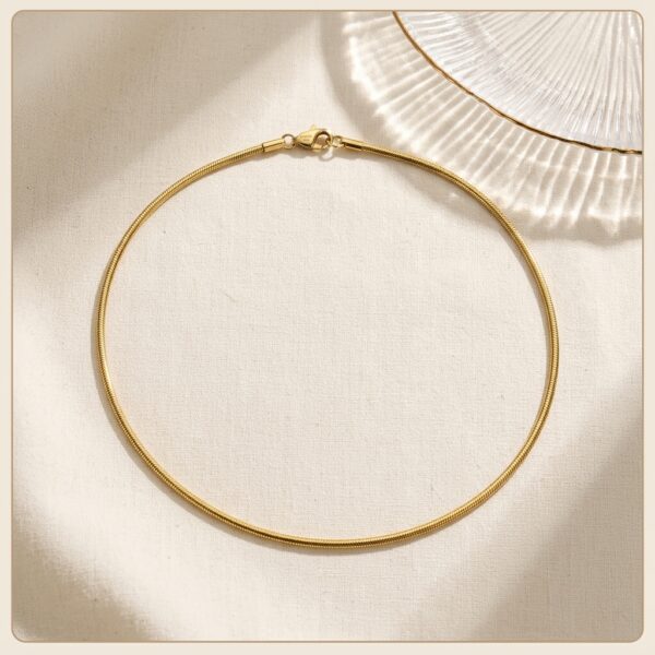 Gargantilla / Collar Plano Dorado Tipo Omega de 3 mm para Mujer
