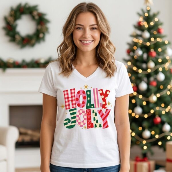 Camiseta Femenina "Holly Jolly" Cuello V- Edición Navideña