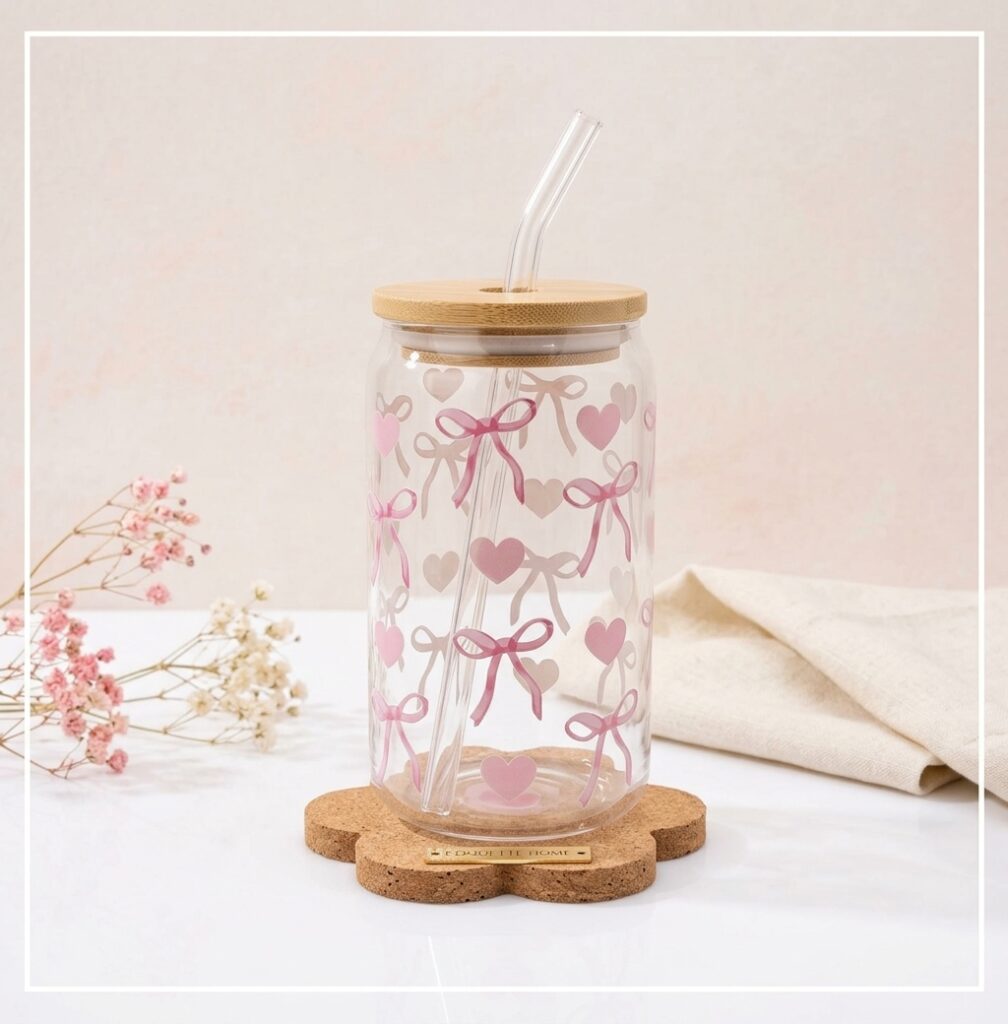 Vaso de Vidrio con Tapa de Bambú y Popote "Coquette Bows & Hearts"