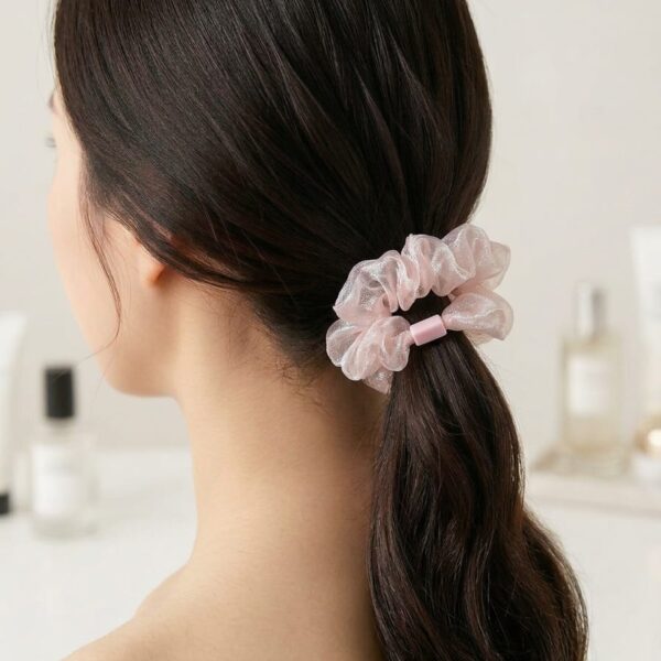 Mini Scrunchie de Organza Iridiscente Rosa (8 cm) con Cierre Elegante