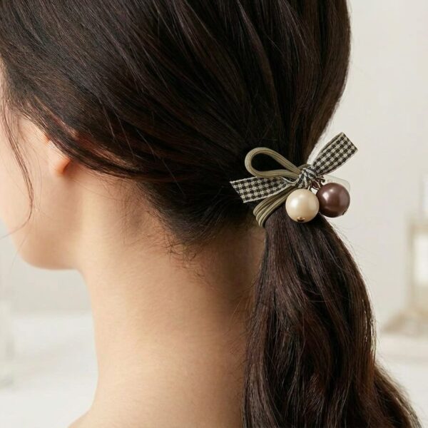 Coleta Elastizada para Cabello con Lazo Estampado Cuadros, Dijes de Perla y Esfera Café