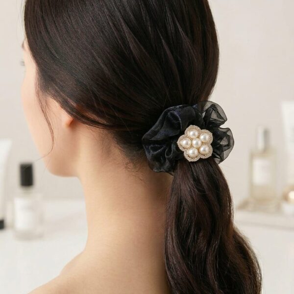 Mini Scrunchie de Organza Negra (8 cm) con Broche Floral de Perlas