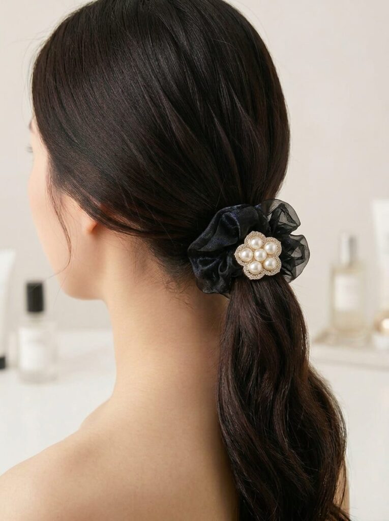 Mini Scrunchie de Organza Negra (8 cm) con Broche Floral de Perlas