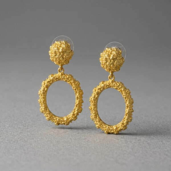 Aretes Colgantes Texturizados Dorados de Diseño Orgánico