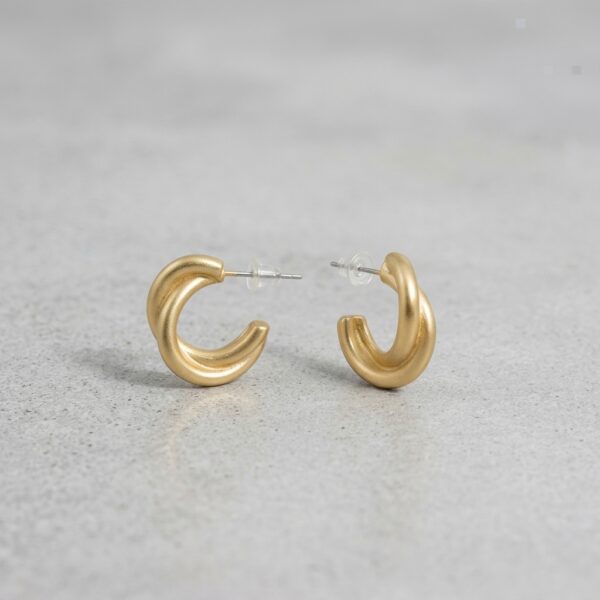 Aretes Media Argolla Doble Canal Doradas en Acero Inoxidable