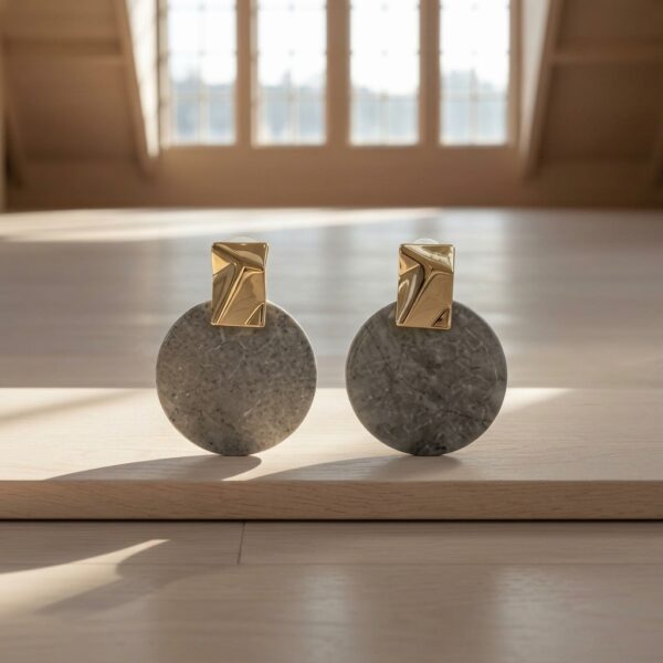 Aretes Geométricos Plateados con Medallón Gris Aterciopelado