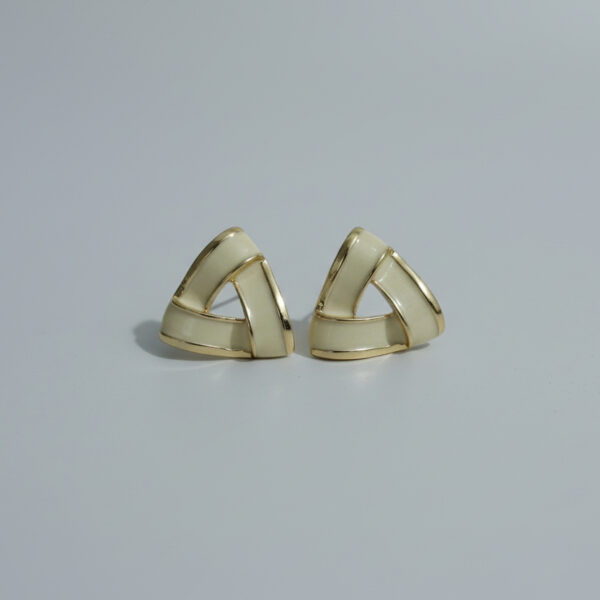Arete Triangular crema con dorado con Poste de Plata S925