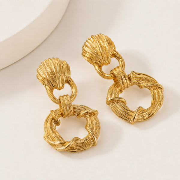 Aretes Colgantes Texturizados Concha Marina en Acero Inoxidable Dorado