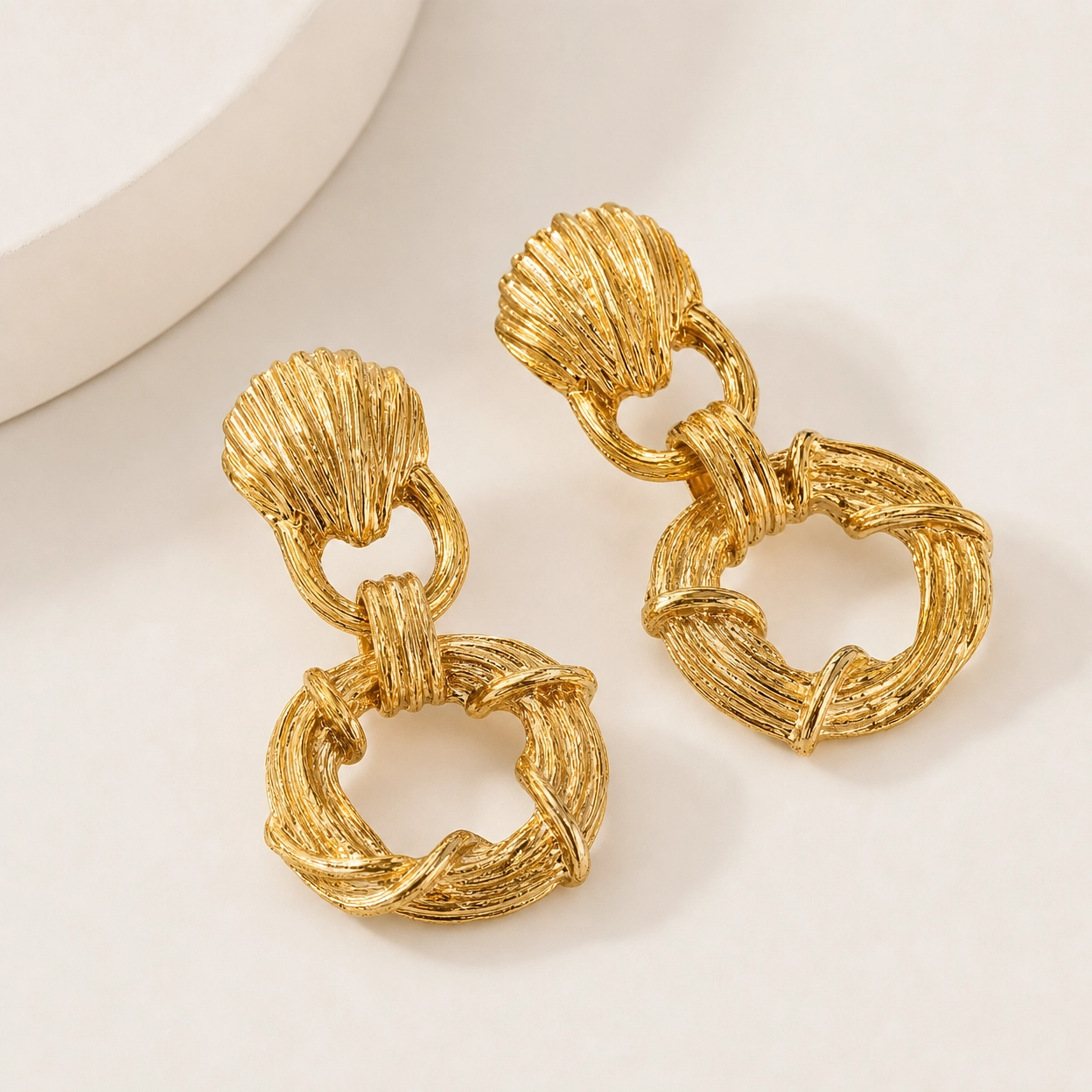Aretes Colgantes Texturizados Concha Marina en Acero Inoxidable Dorado